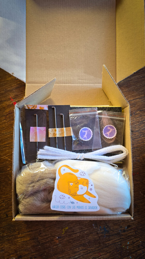 Kit completo de materiales para hacer el gatito bebé del taller online, incluye vellón, agujas, almohadilla, alambres y accesorios.